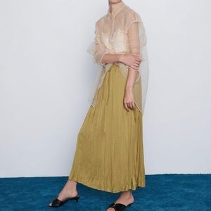 SOLD✖️✖️Zara satin skirt